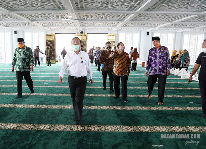 Rombongan Menkopolhukam dan Mendagri saat memasuki Masjid Baitul Ma`mur sekaligus meninjau bangunan Masjid